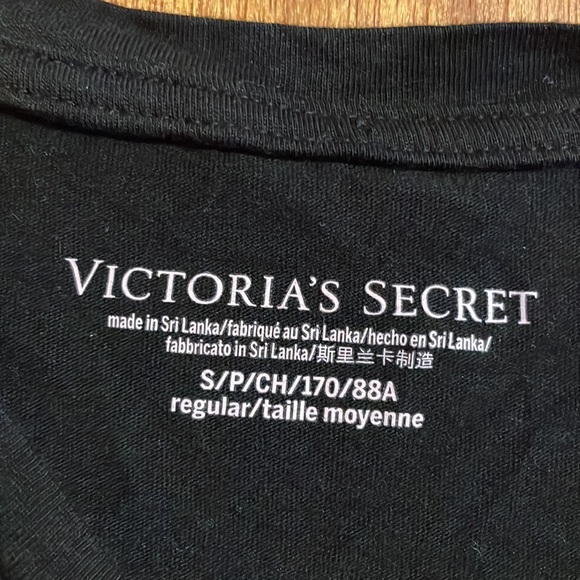 •VICTORIA'S SECRET•BLACK SILVER METALLIC VS LOGO SHORT SLEEVE TSHIRT SIZE SMALL - Picture 3 of 4